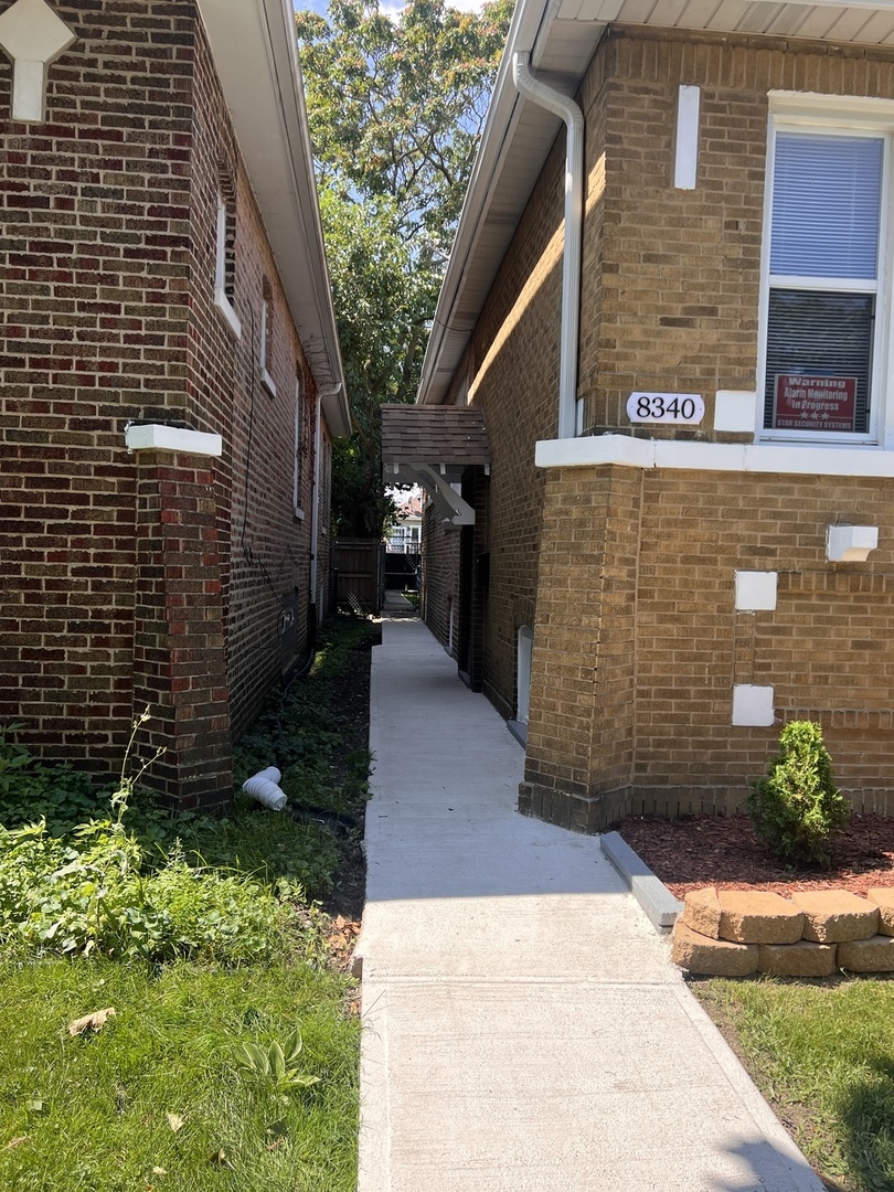8340 S Paxton Avenue Property Photo 4