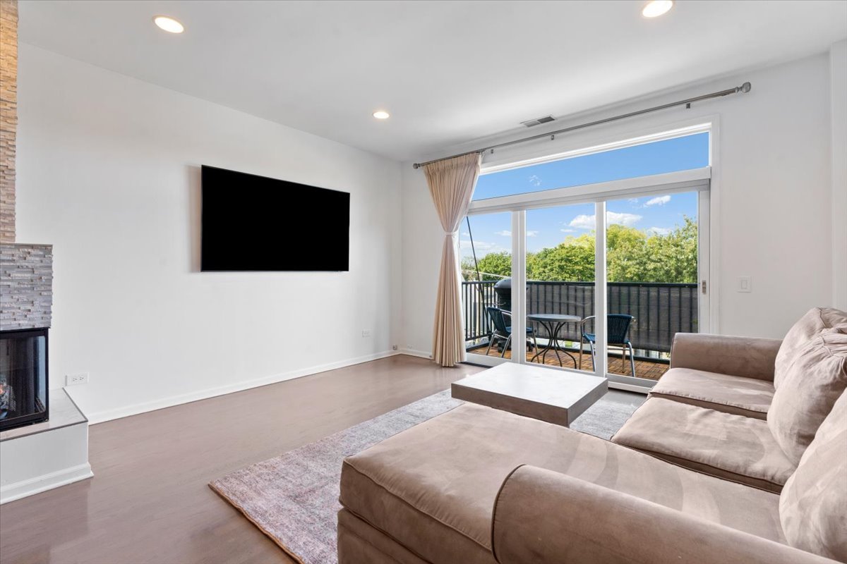 2040 W Belmont Avenue 405 Property Photo 6