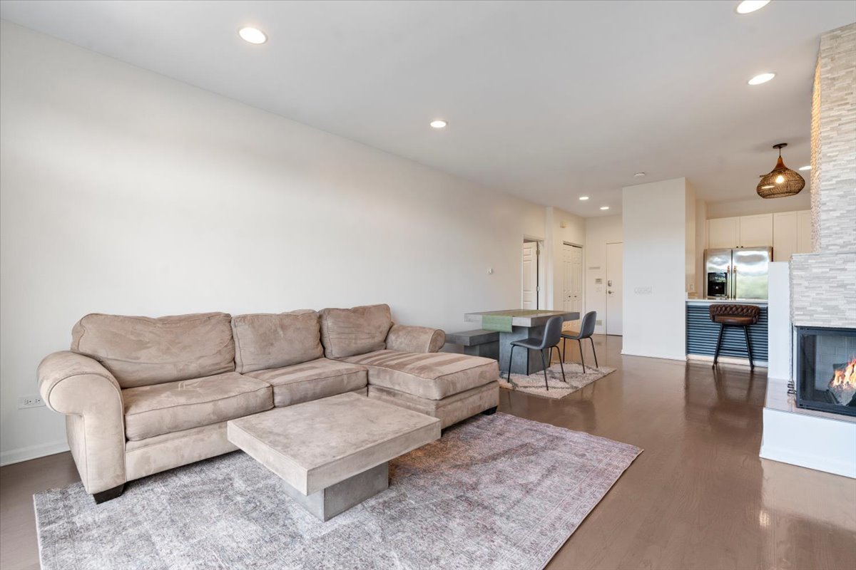 2040 W Belmont Avenue 405 Property Photo 7
