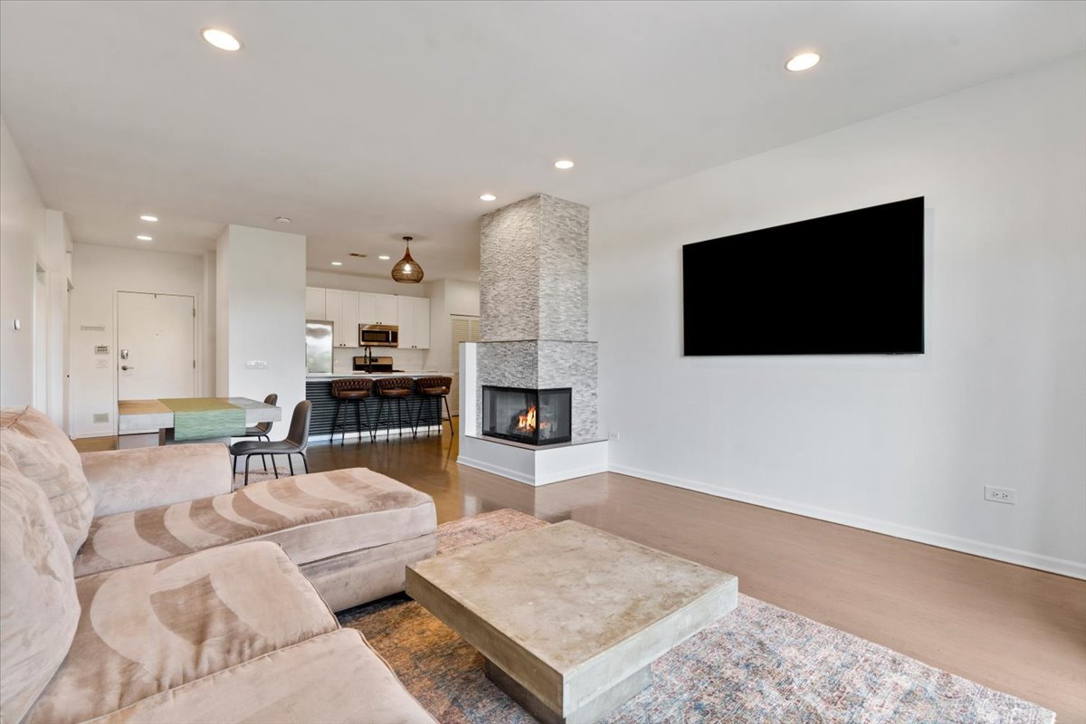 2040 W Belmont Avenue 405 Property Photo 8