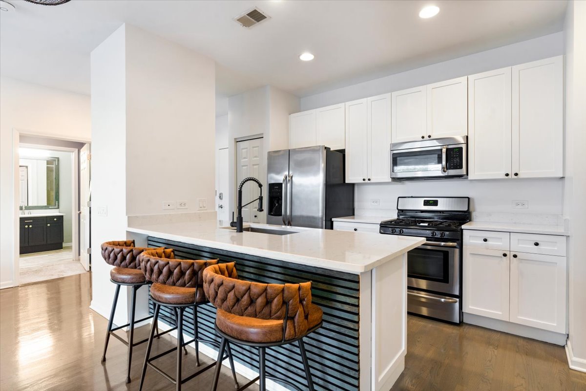 2040 W Belmont Avenue 405 Property Photo 11