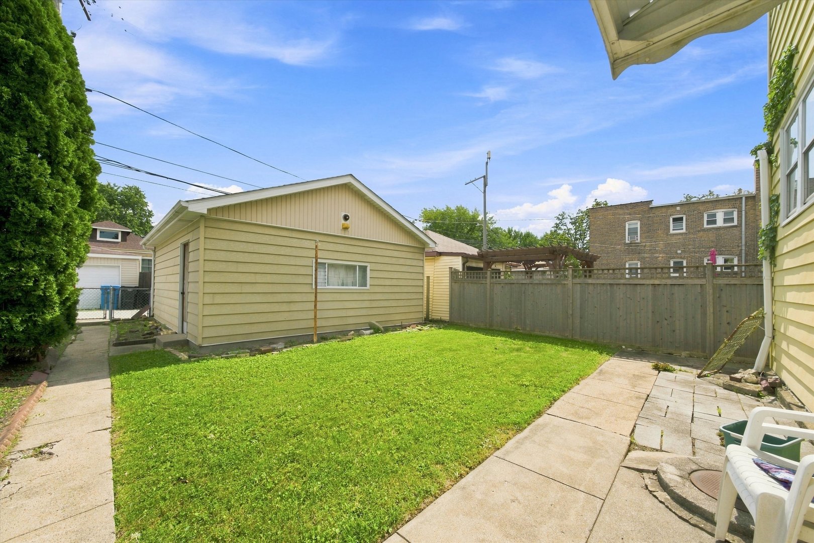 3811 N Francisco Avenue Property Photo 4