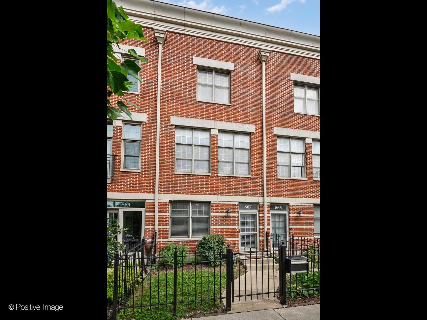 867 N May Street Property Photo 1