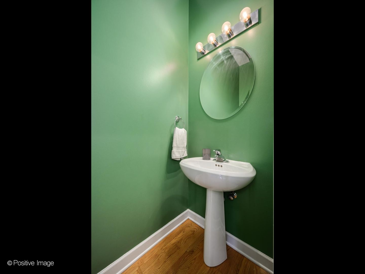867 N May Street Property Photo 15