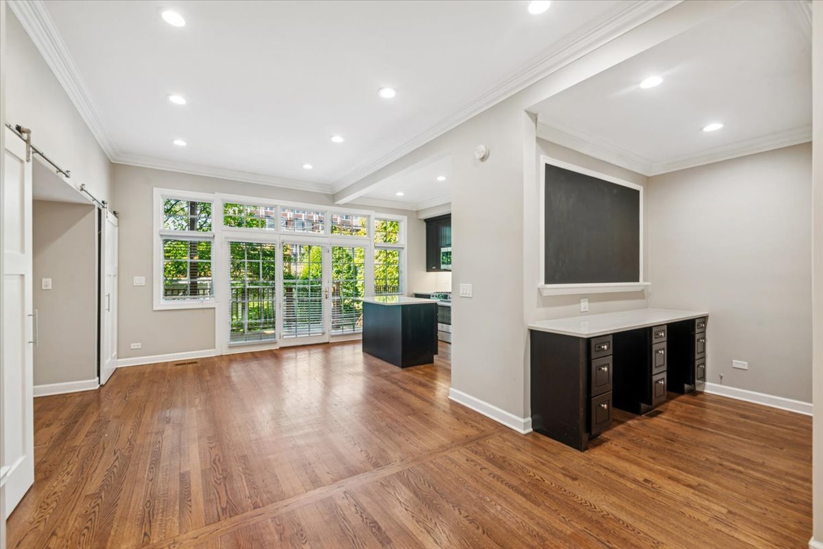 2426 N Burling Street Property Photo 7