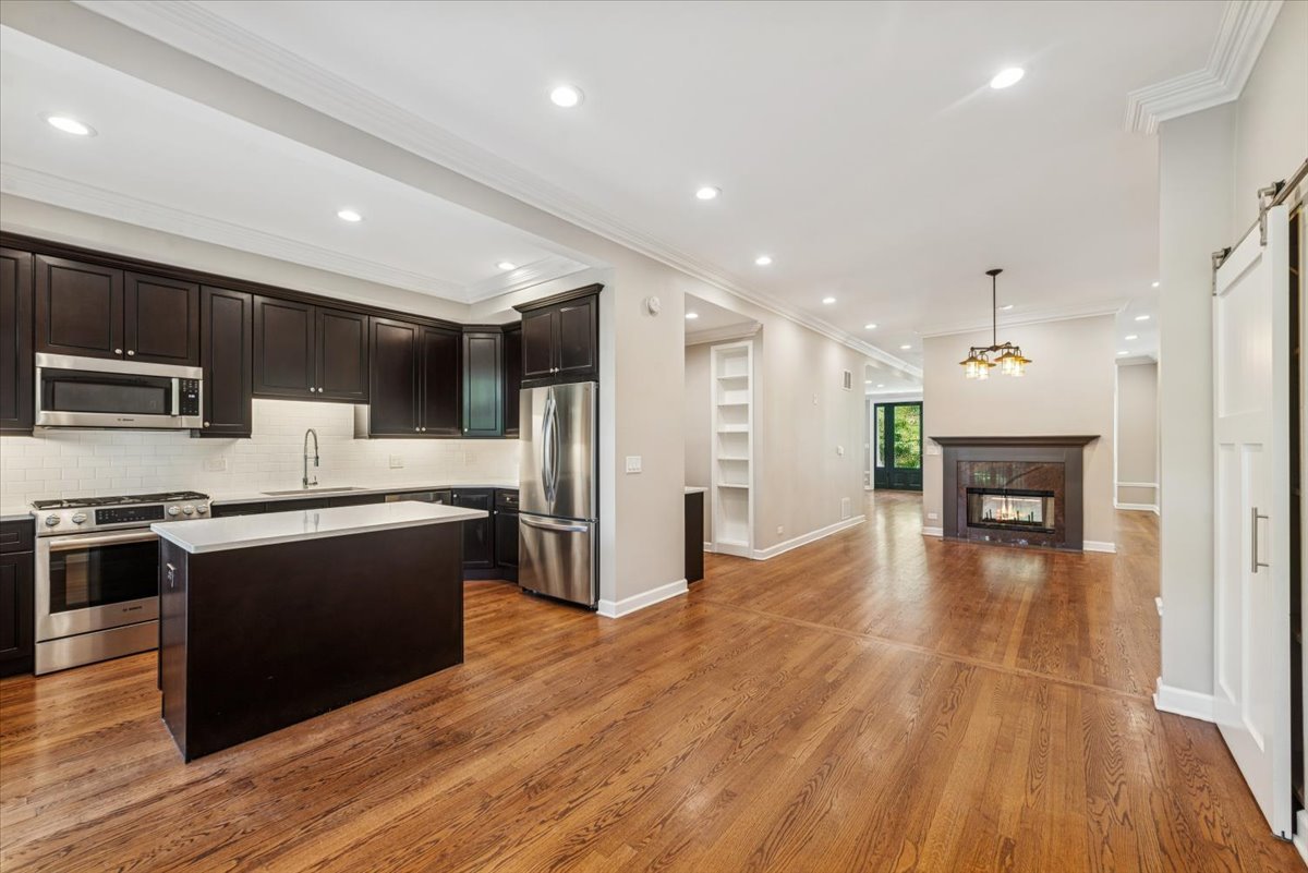 2426 N Burling Street Property Photo 8