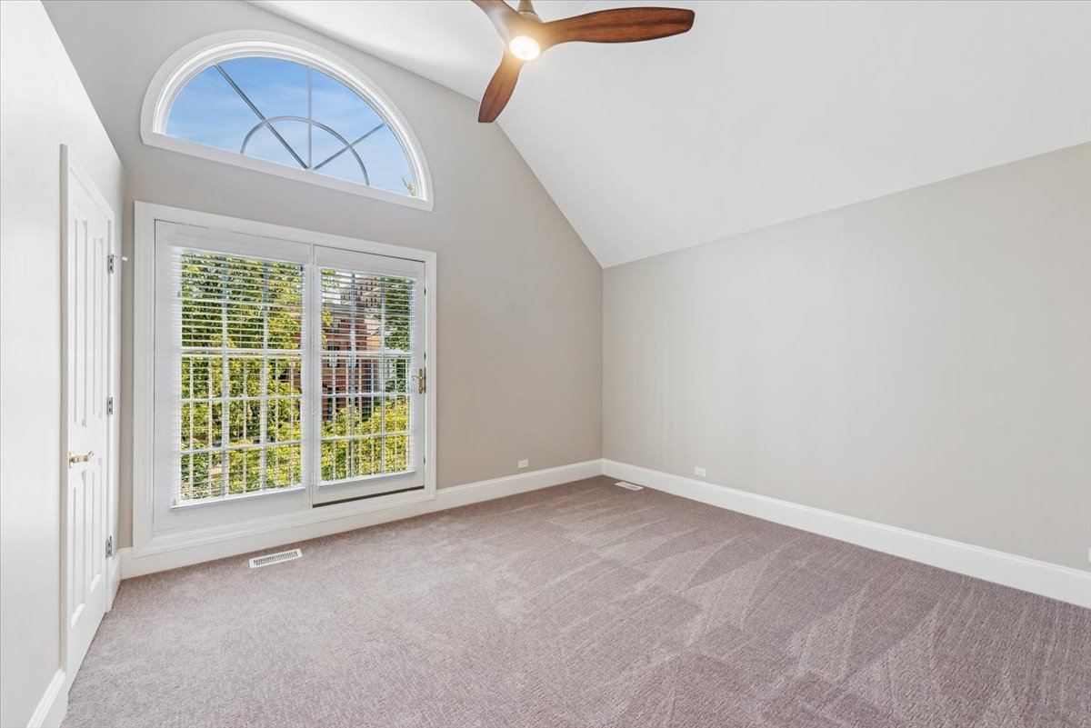 2426 N Burling Street Property Photo 9