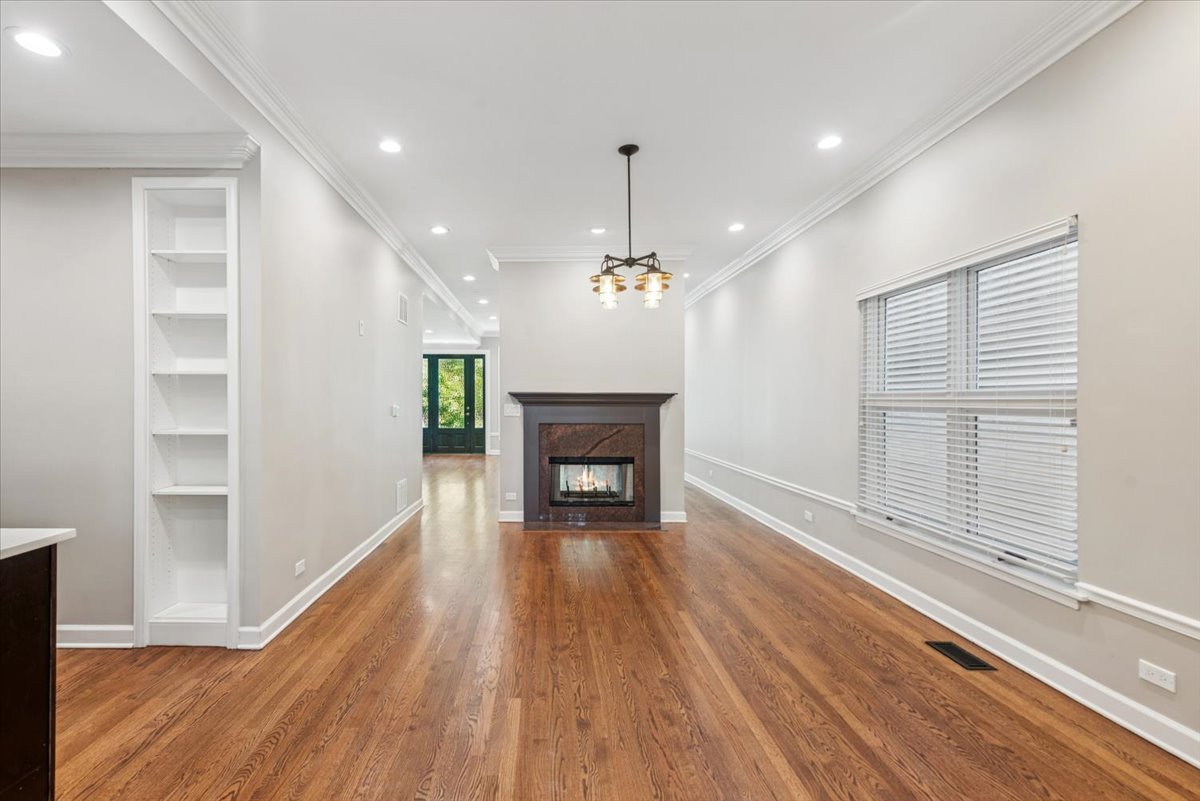 2426 N Burling Street Property Photo 10
