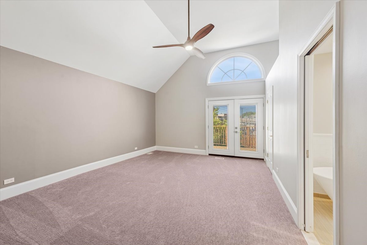 2426 N Burling Street Property Photo 12
