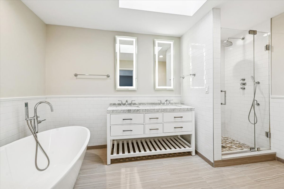 2426 N Burling Street Property Photo 13