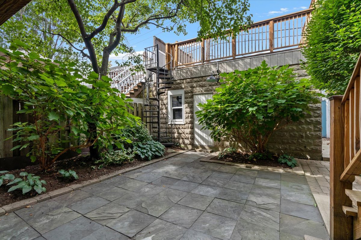 2426 N Burling Street Property Photo 15