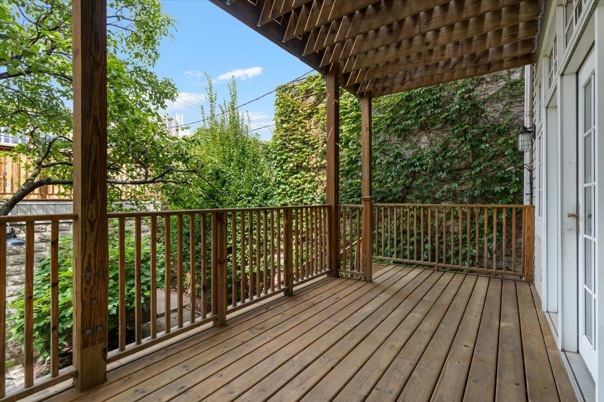 2426 N Burling Street Property Photo 16