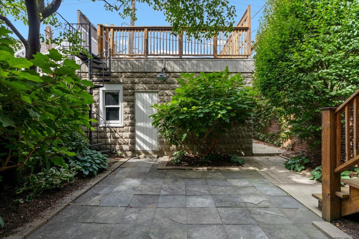 2426 N Burling Street Property Photo 18
