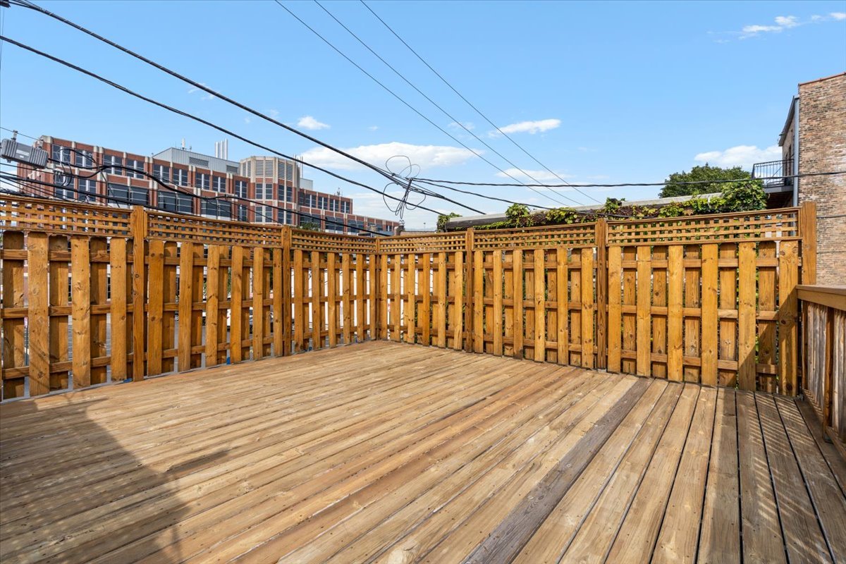 2426 N Burling Street Property Photo 19
