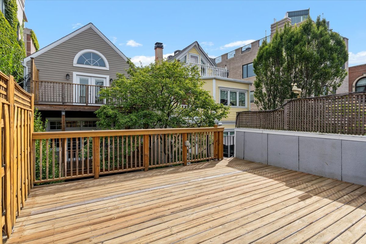 2426 N Burling Street Property Photo 20