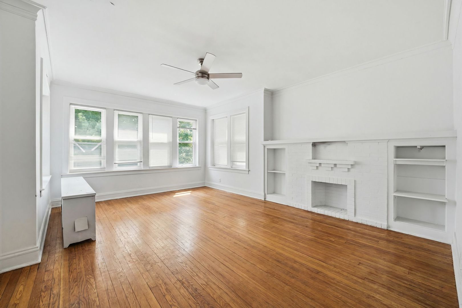 7806 S Cregier Avenue Property Photo 3
