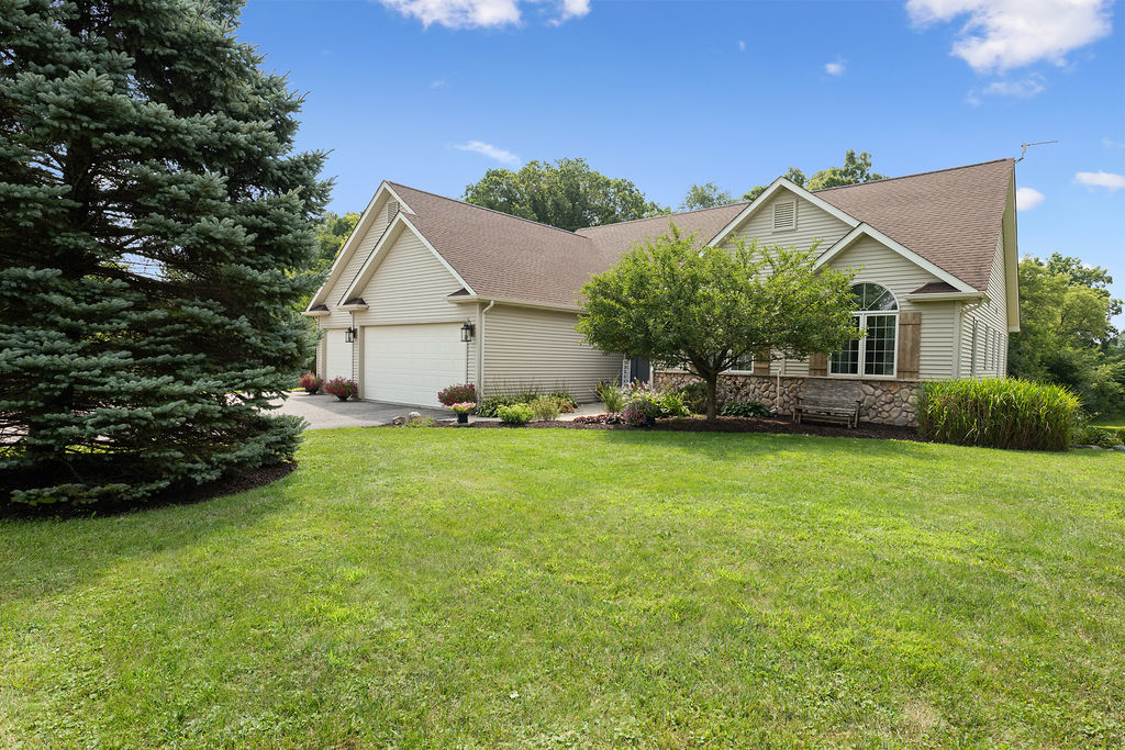 W7265 Robins Way Property Photo 1