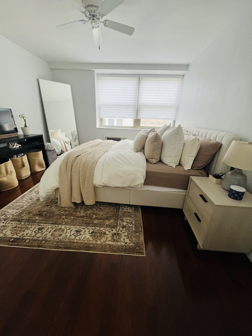 253 E Delaware Place 18c Property Photo 4