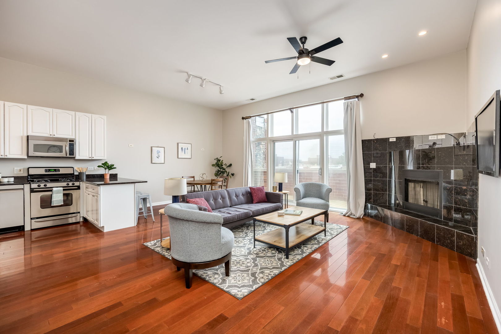 1395 N Milwaukee Avenue 3e Property Photo 2