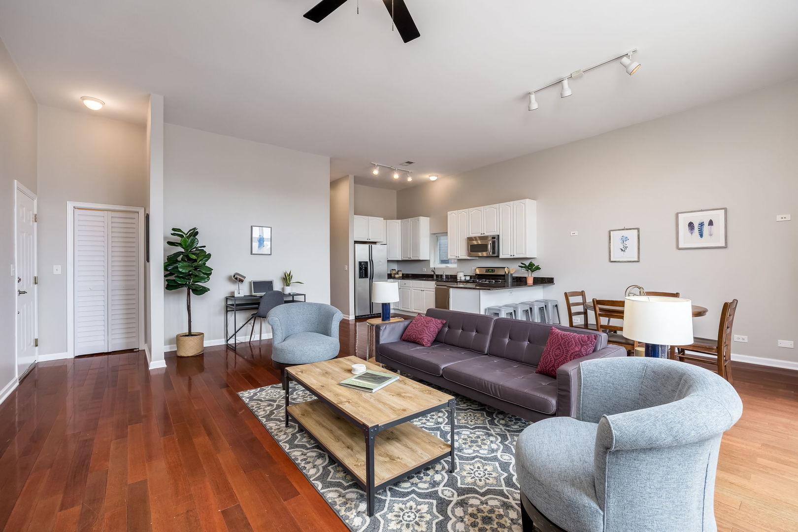 1395 N Milwaukee Avenue 3e Property Photo 3