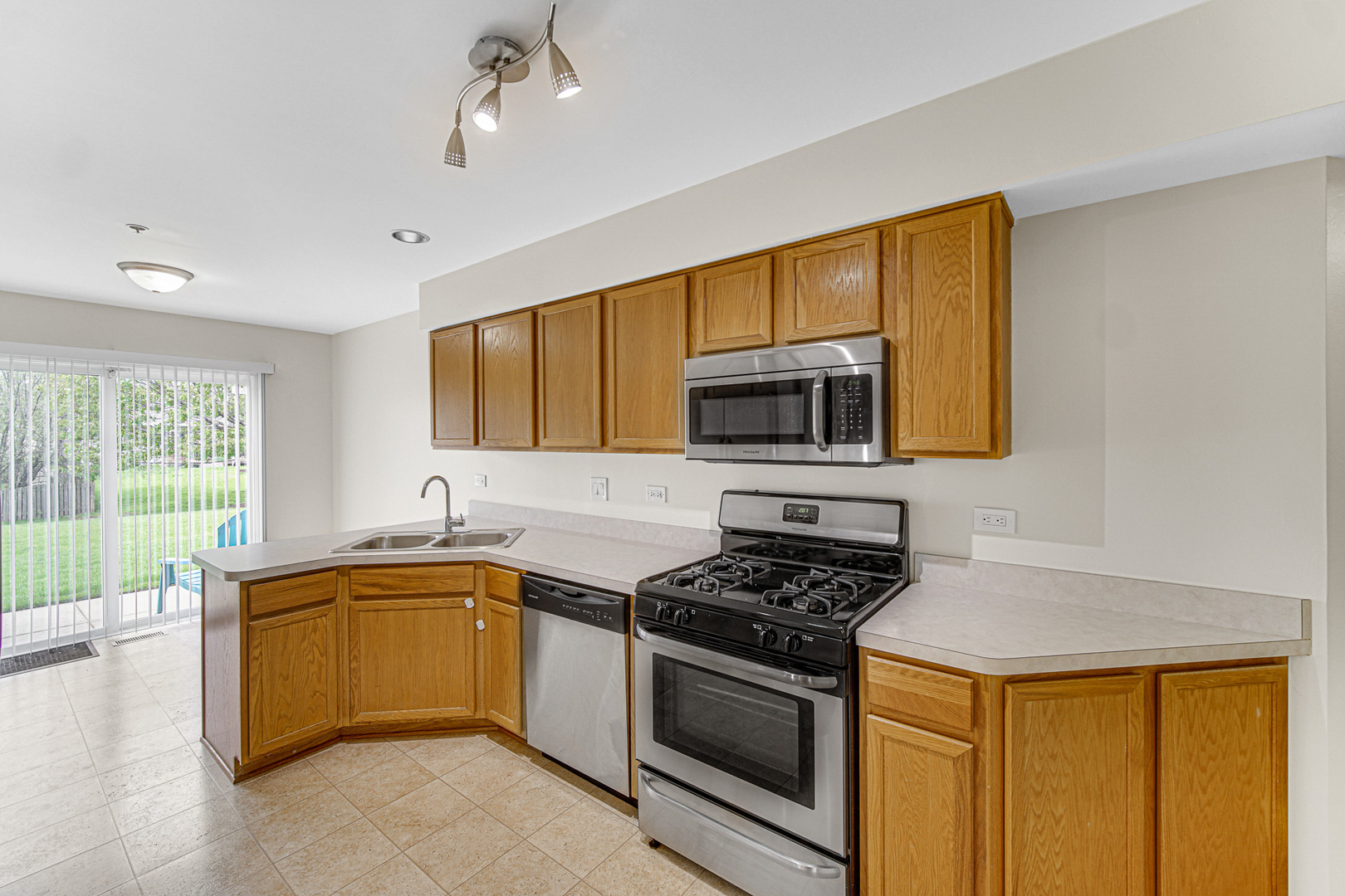 2588 Dickens Court Property Photo 6