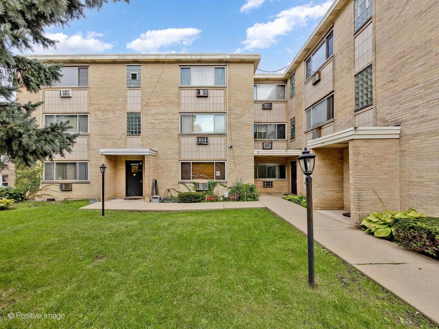 7021 N Ridge Boulevard 1e Property Photo 2