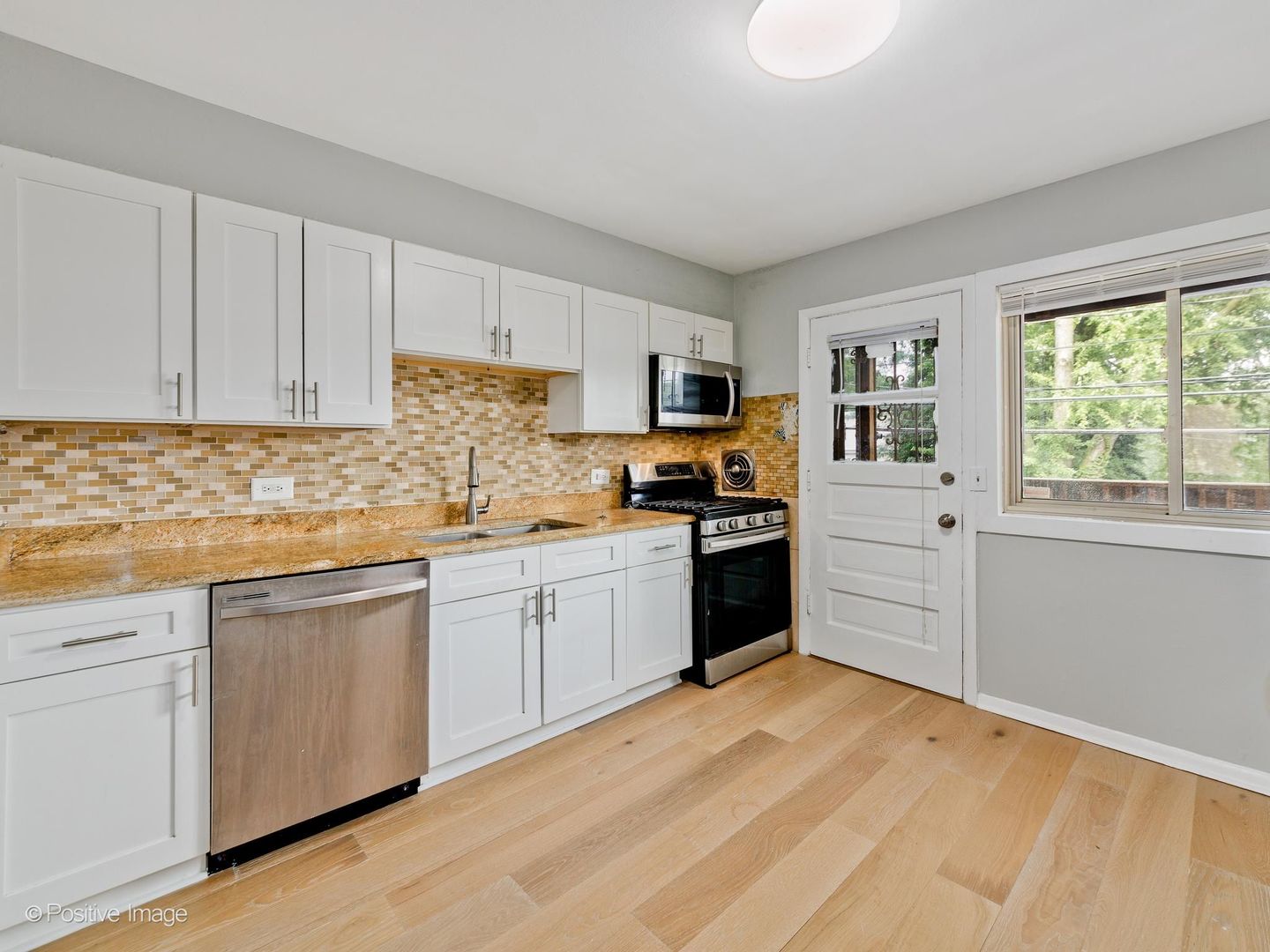 7021 N Ridge Boulevard 1e Property Photo 5