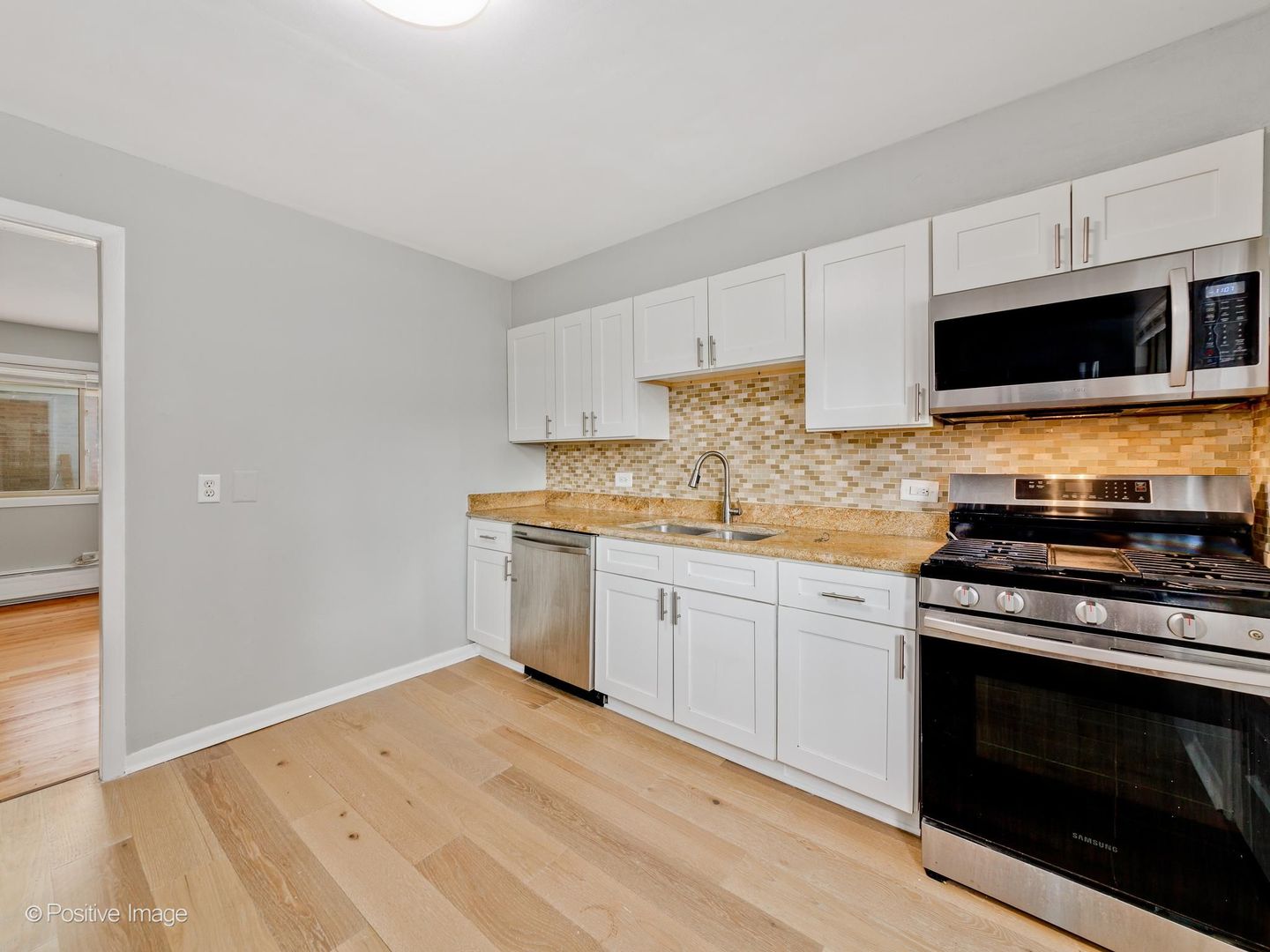 7021 N Ridge Boulevard 1e Property Photo 6