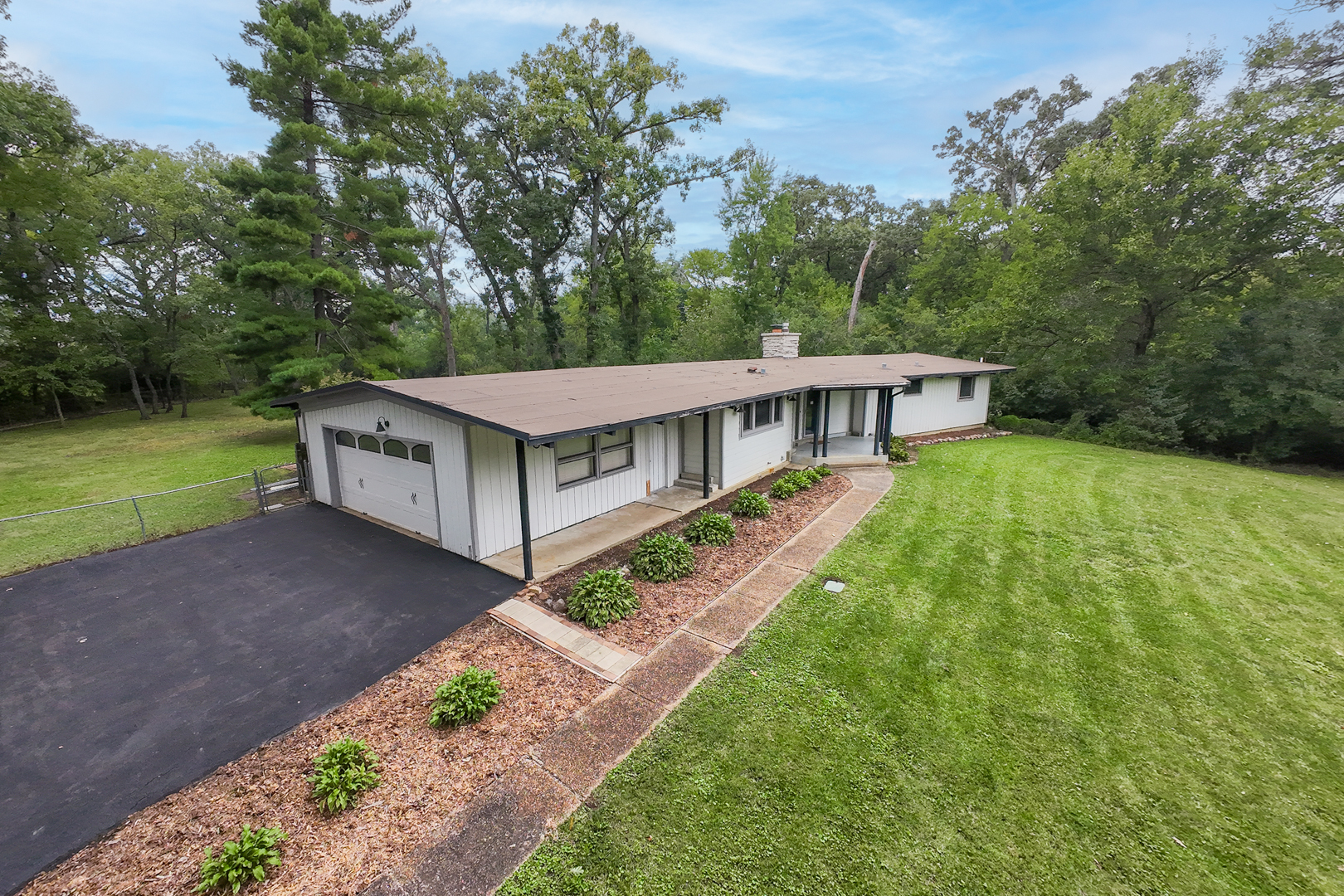 1s670 Winfield Road Property Photo 2
