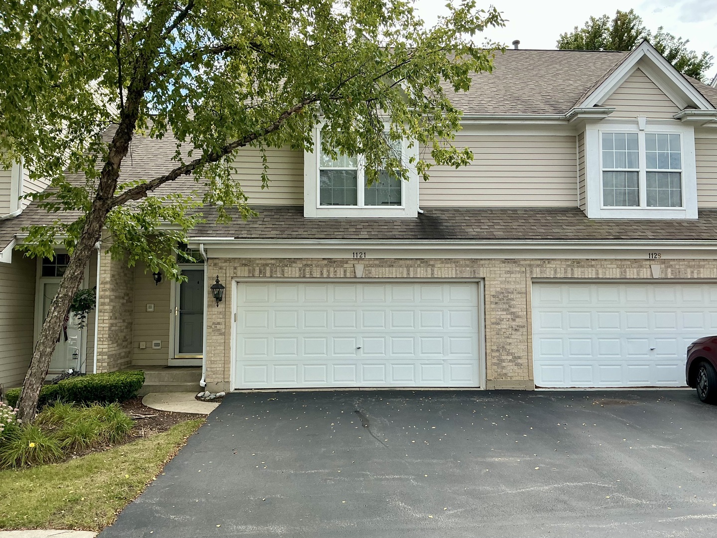 1121 E Danbury Drive