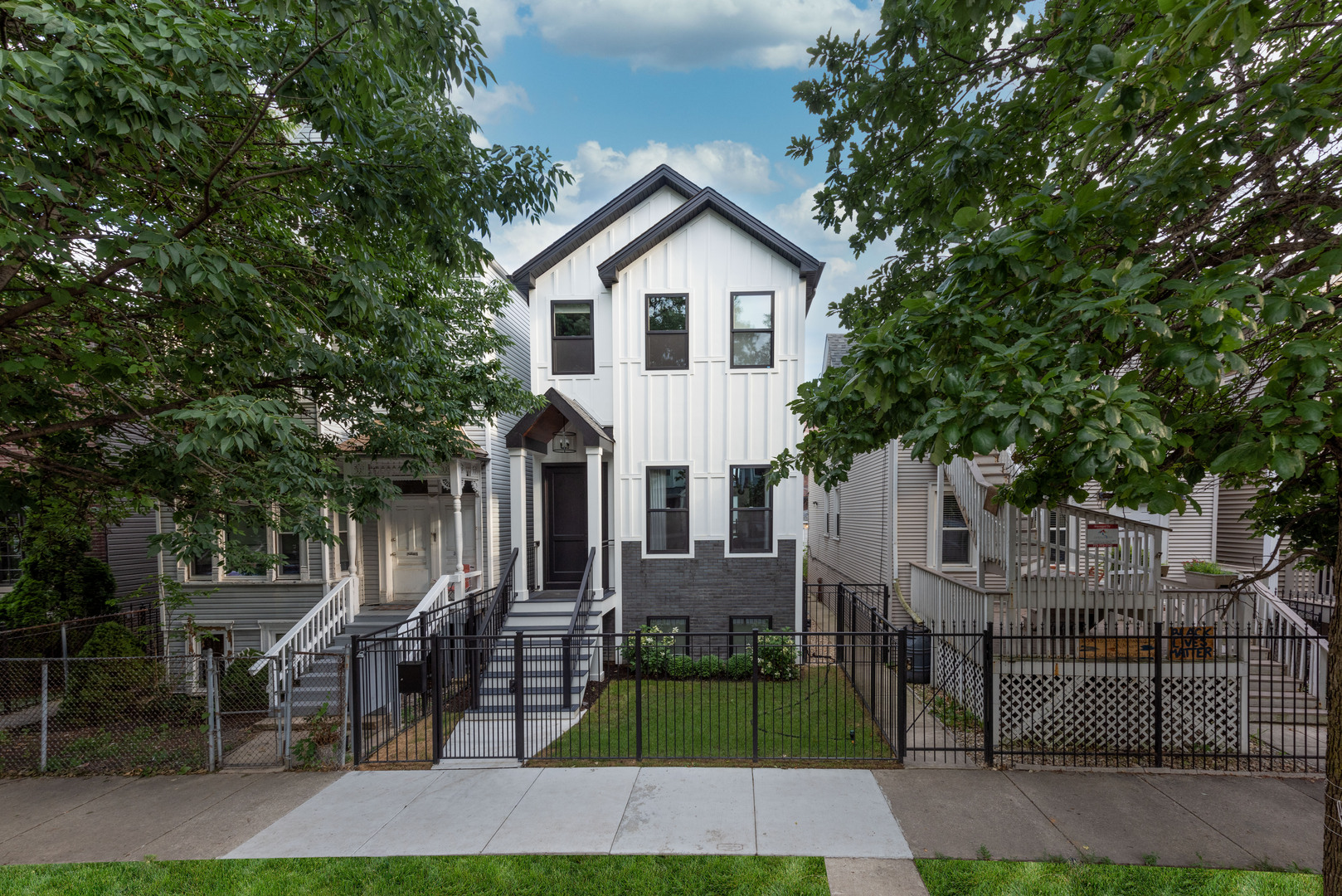 2447 W Moffat Street Property Photo 1
