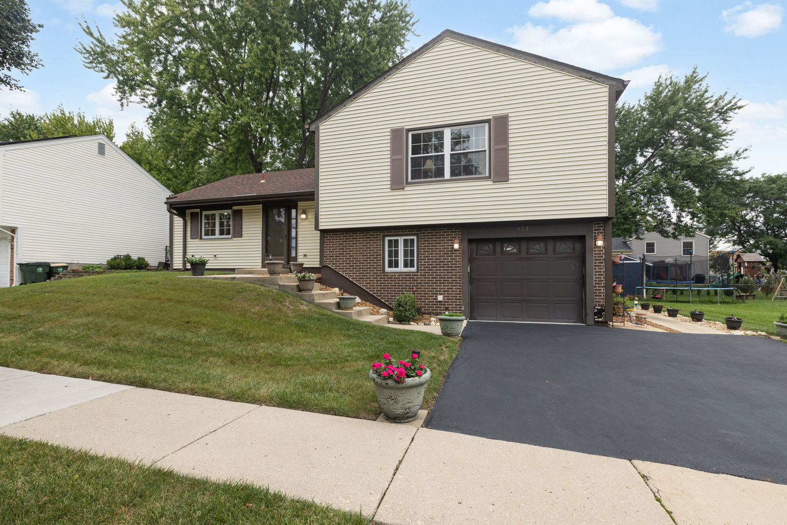 137 Sherman Court Property Photo 2