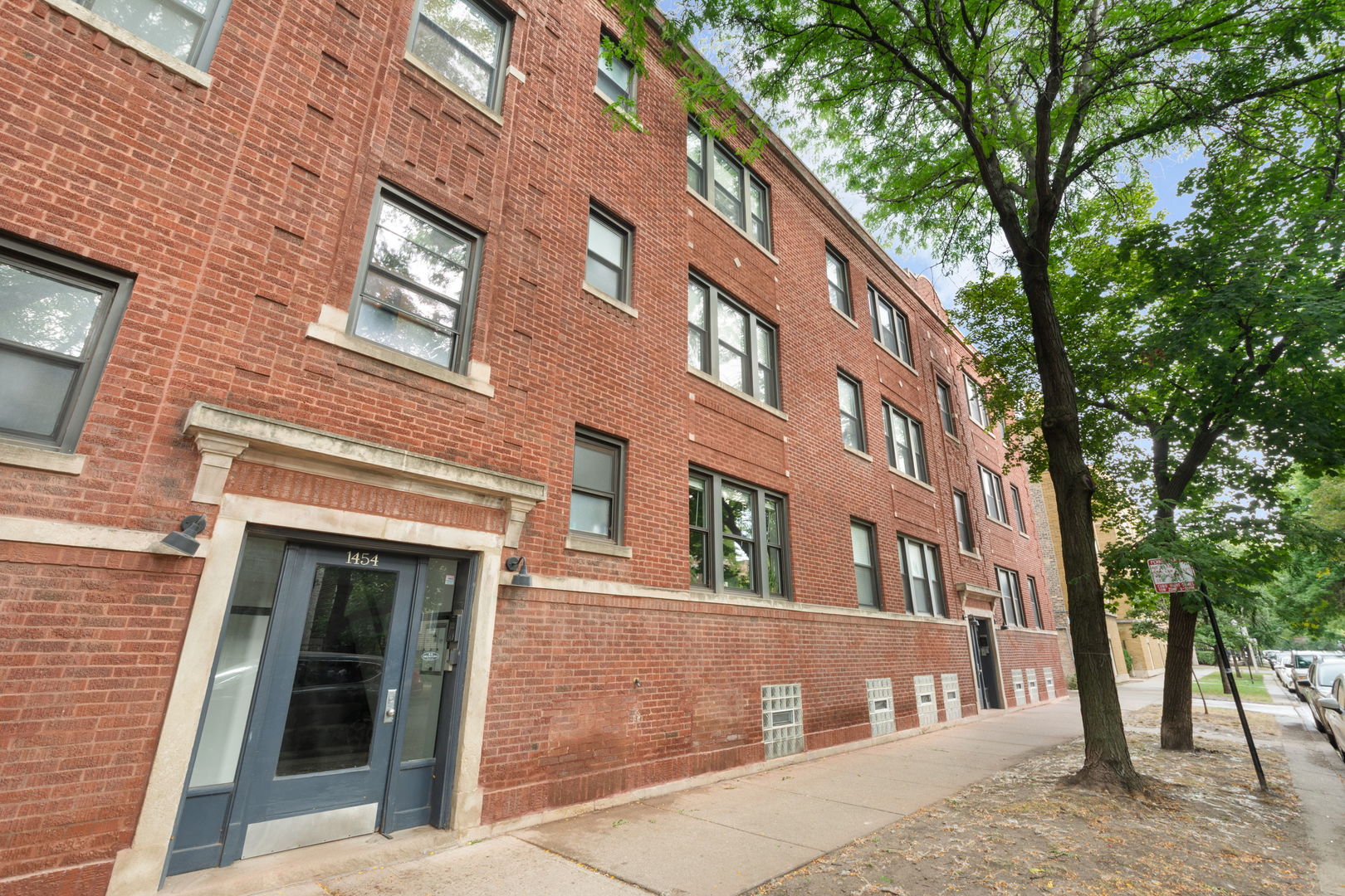1454 W Roscoe Street 1e Property Photo 1