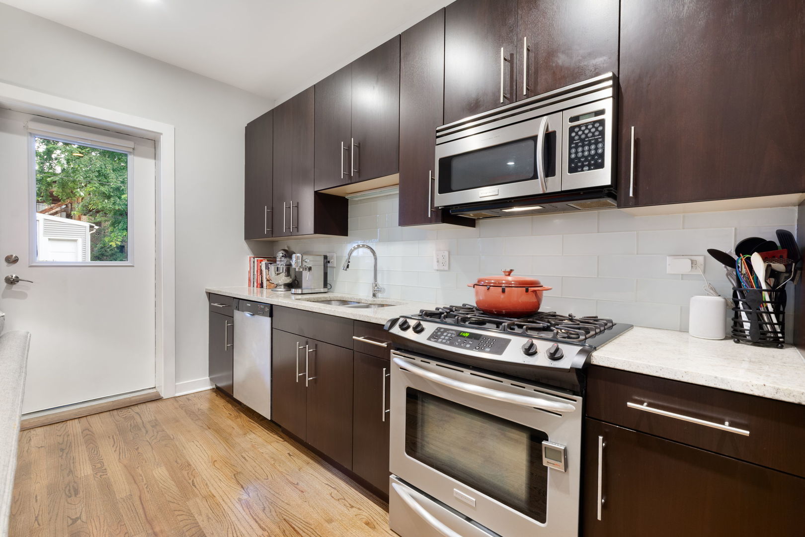 1454 W Roscoe Street 1e Property Photo 3