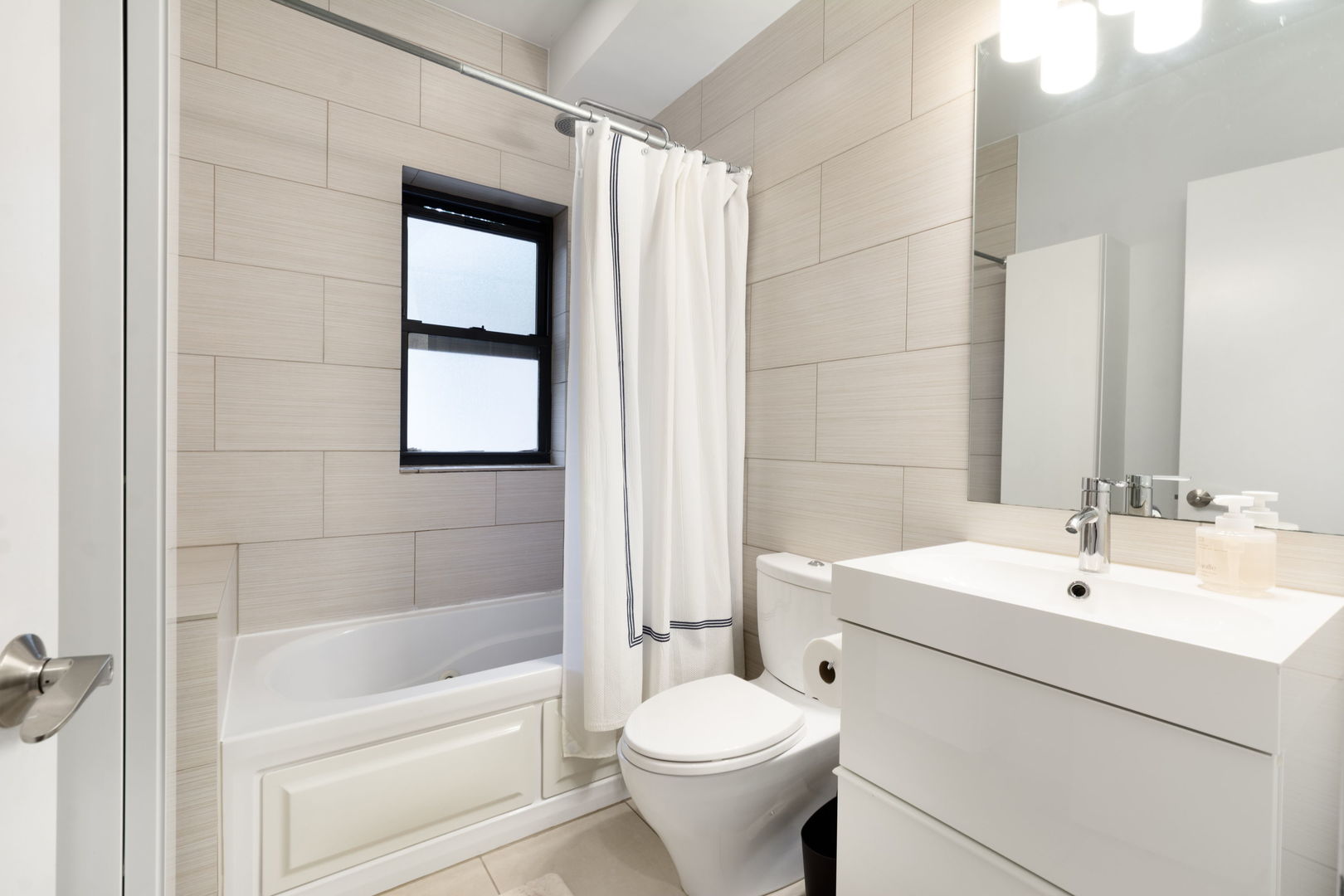 1454 W Roscoe Street 1e Property Photo 9