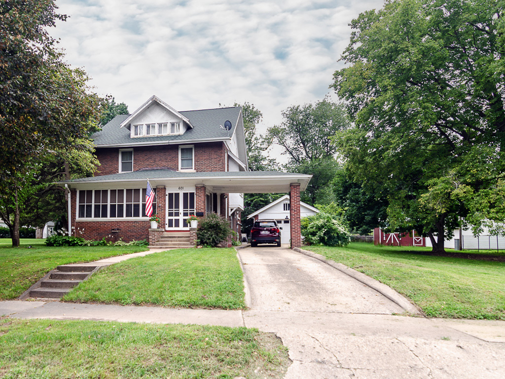 601 N Prospect Avenue Property Photo 2