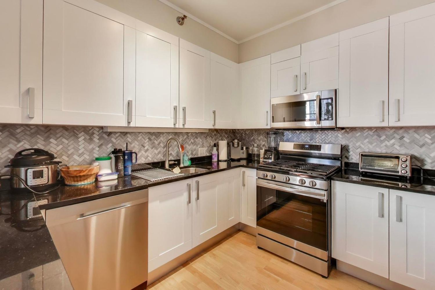 744 N Clark Street 505 Property Photo 2