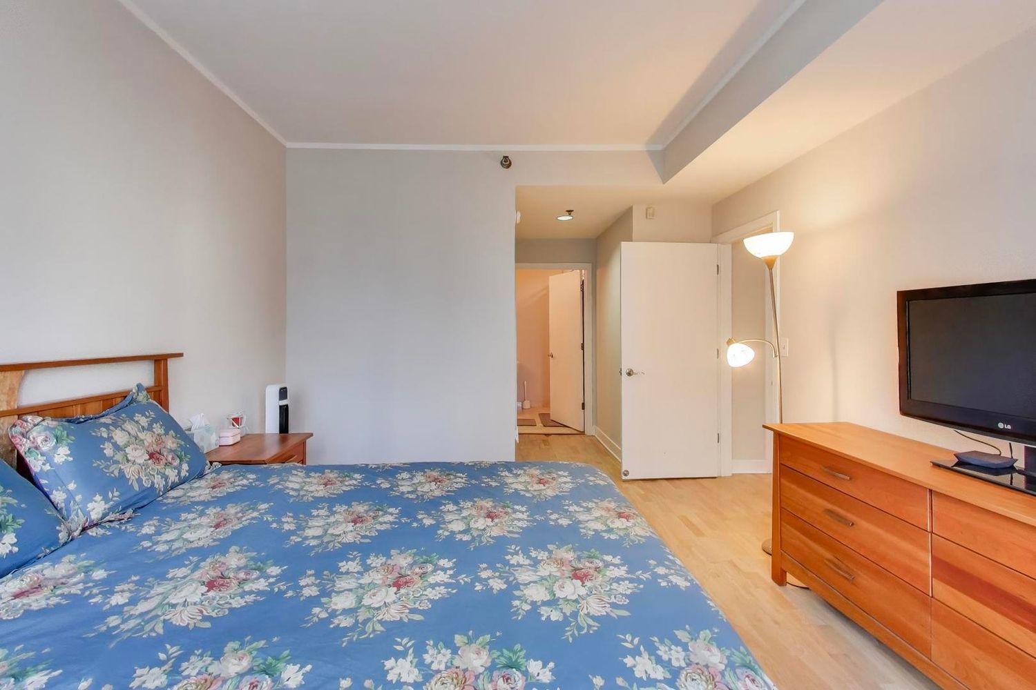 744 N Clark Street 505 Property Photo 8