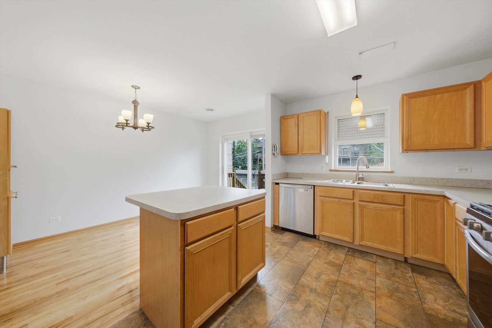 631 E Bowen Avenue Property Photo 12