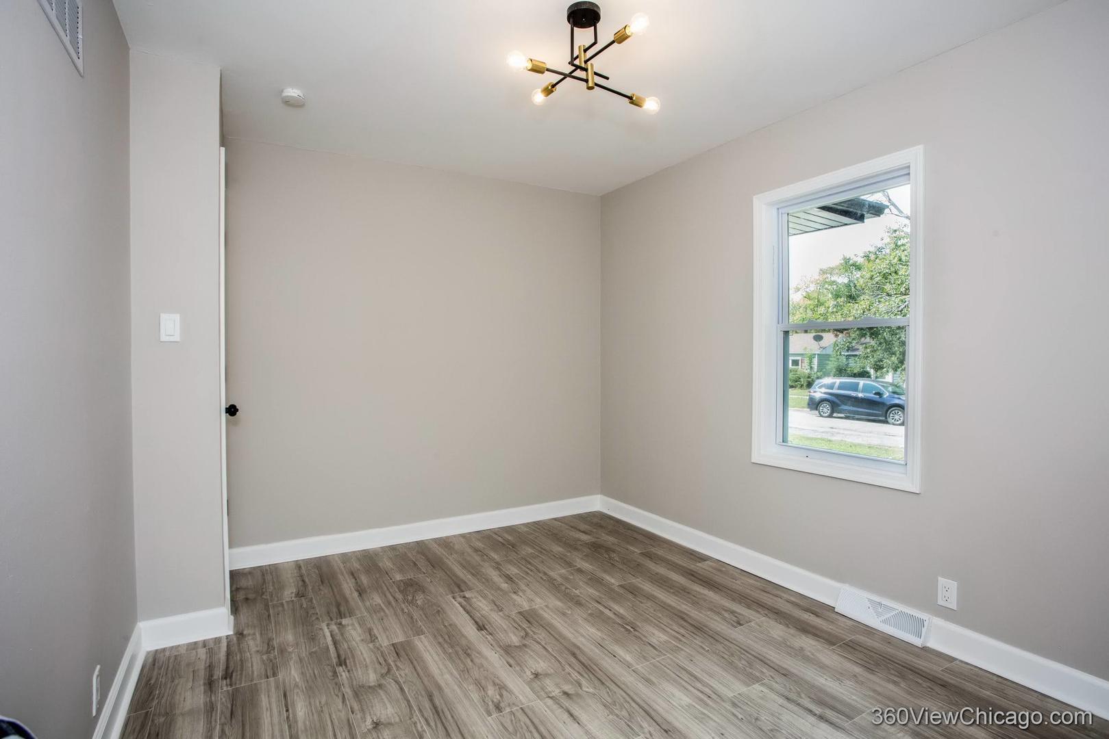 14921 Oakdale Avenue Property Photo 8