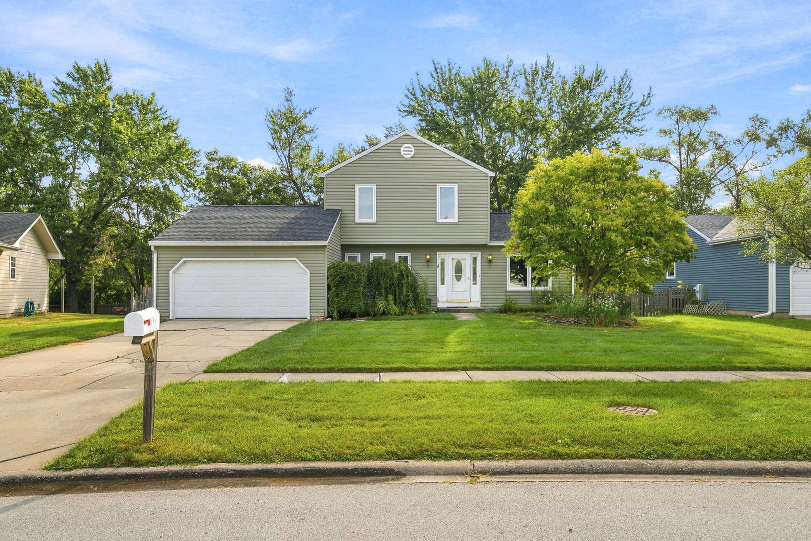 3s171 Lakeview Court Property Photo 1