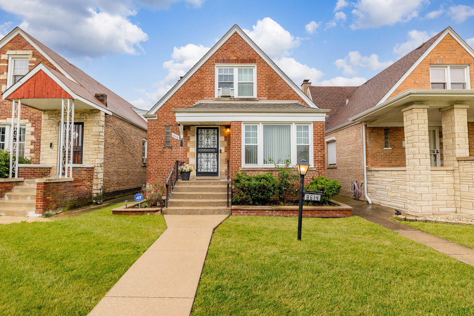 8614 S Prairie Avenue Property Photo 1