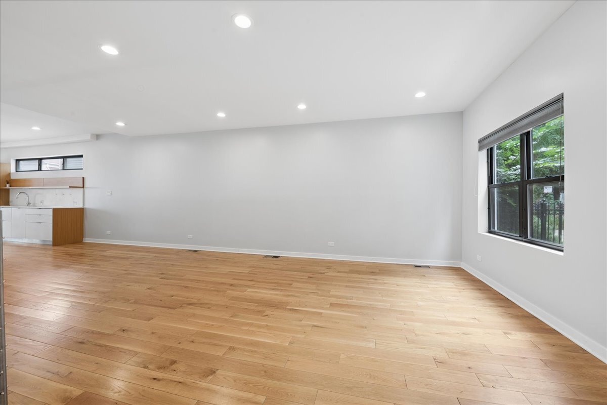 2915 N Rockwell Street Property Photo 5