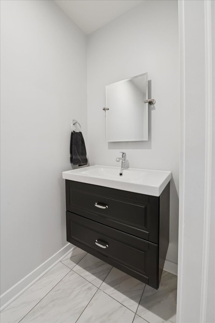 2915 N Rockwell Street Property Photo 13