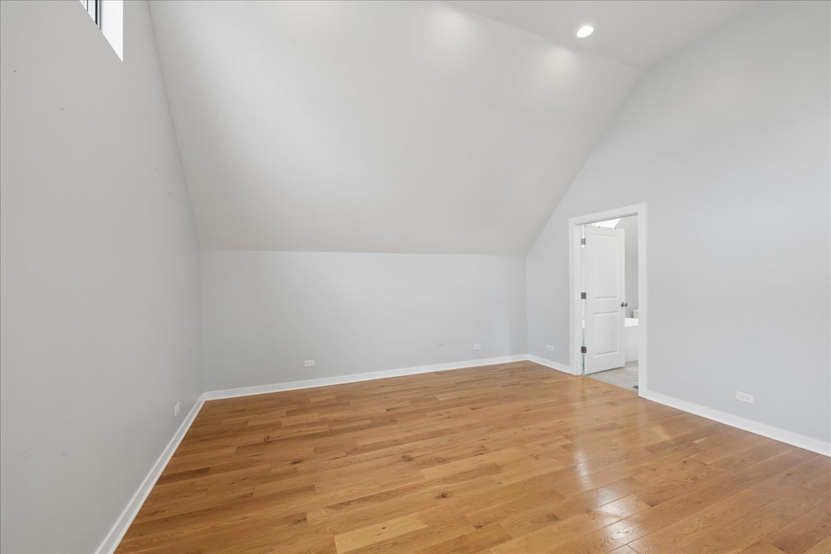 2915 N Rockwell Street Property Photo 16
