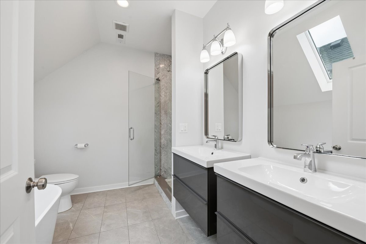 2915 N Rockwell Street Property Photo 17
