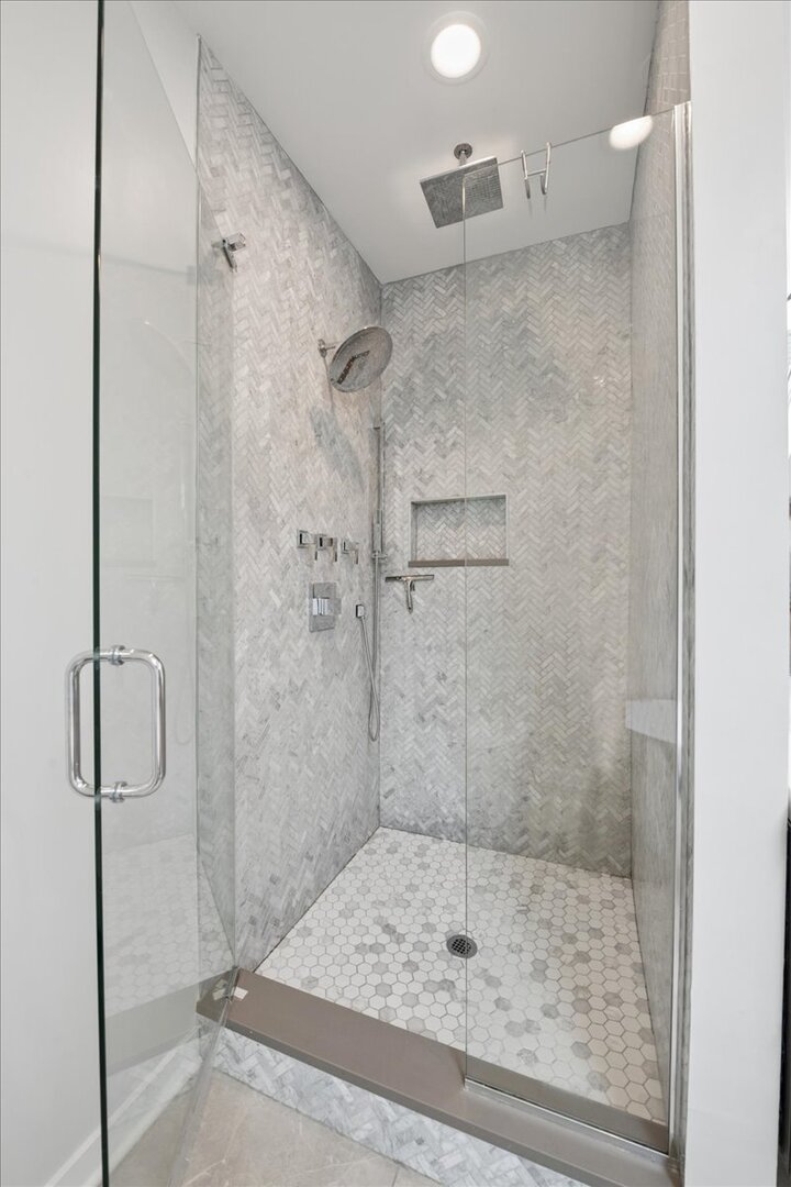 2915 N Rockwell Street Property Photo 18