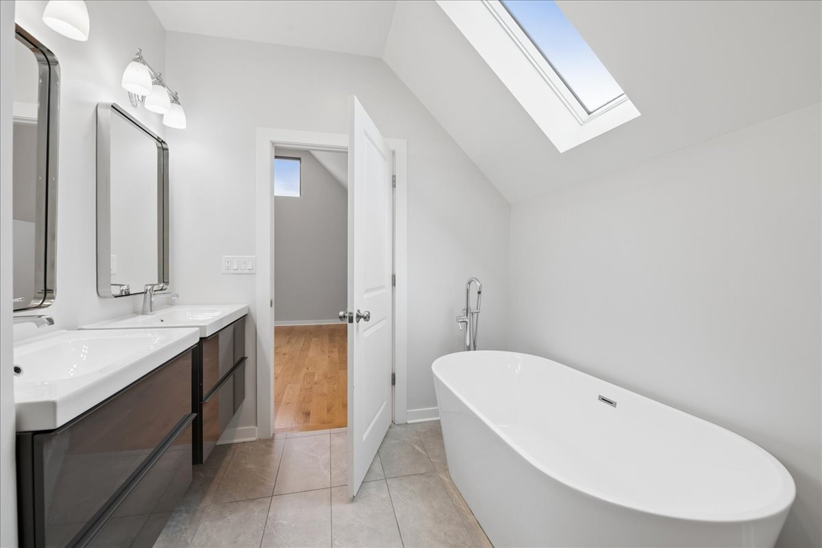 2915 N Rockwell Street Property Photo 19