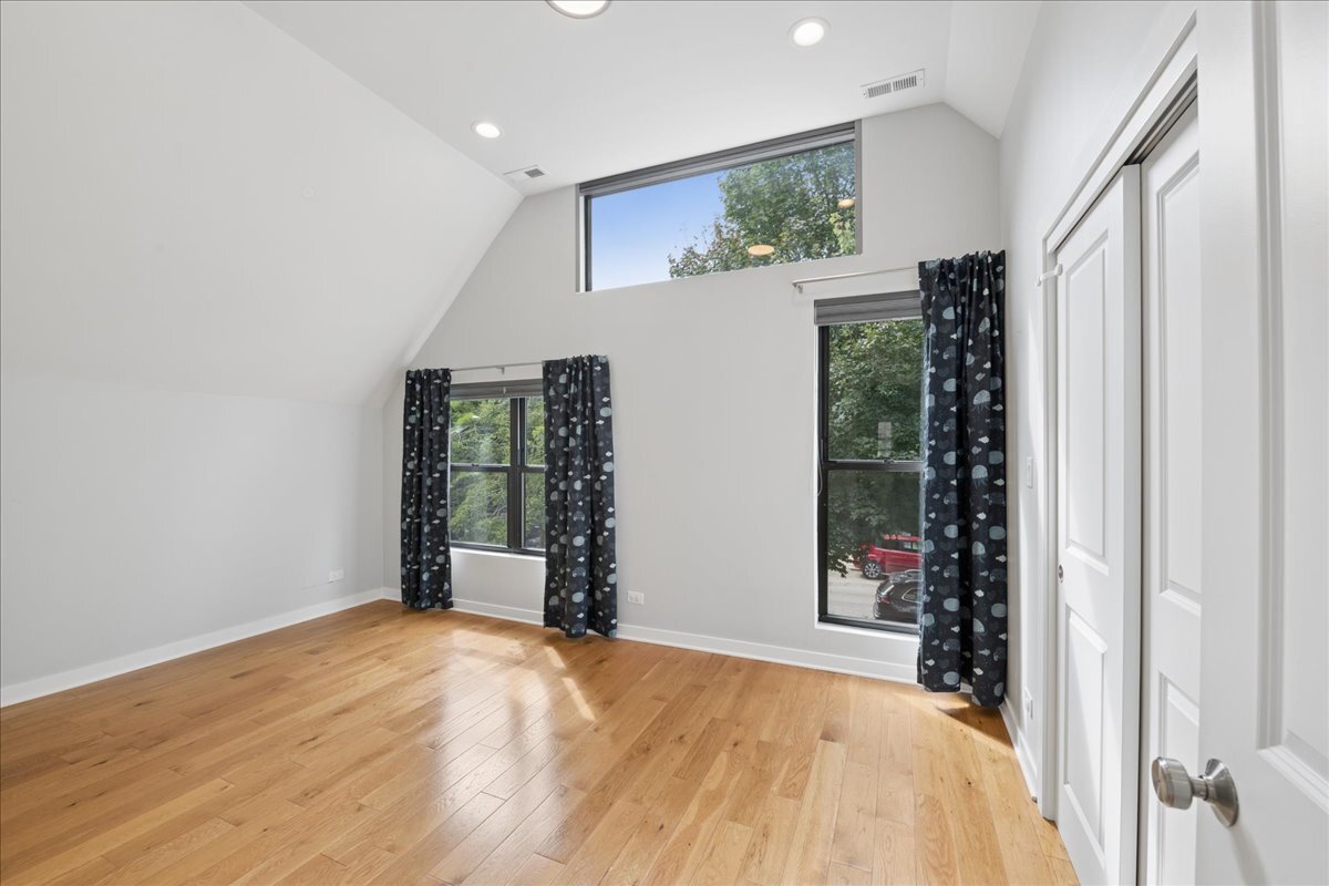 2915 N Rockwell Street Property Photo 21