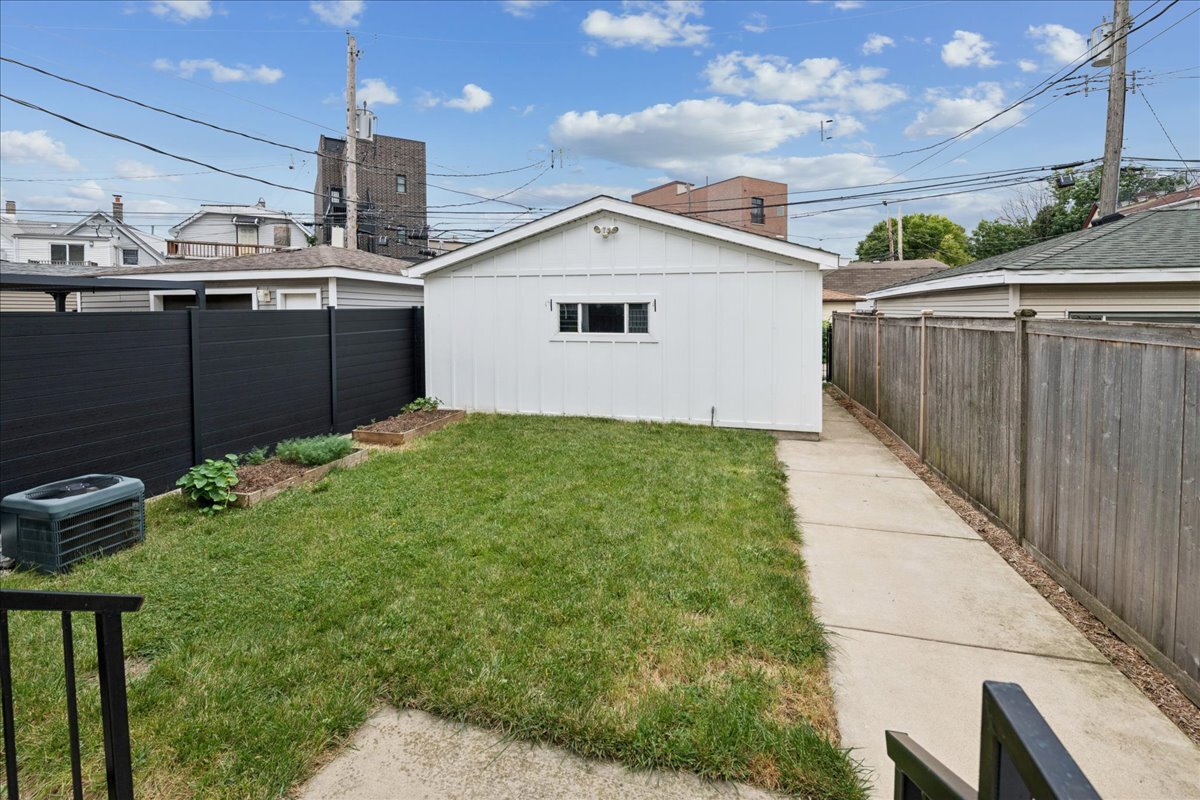 2915 N Rockwell Street Property Photo 32